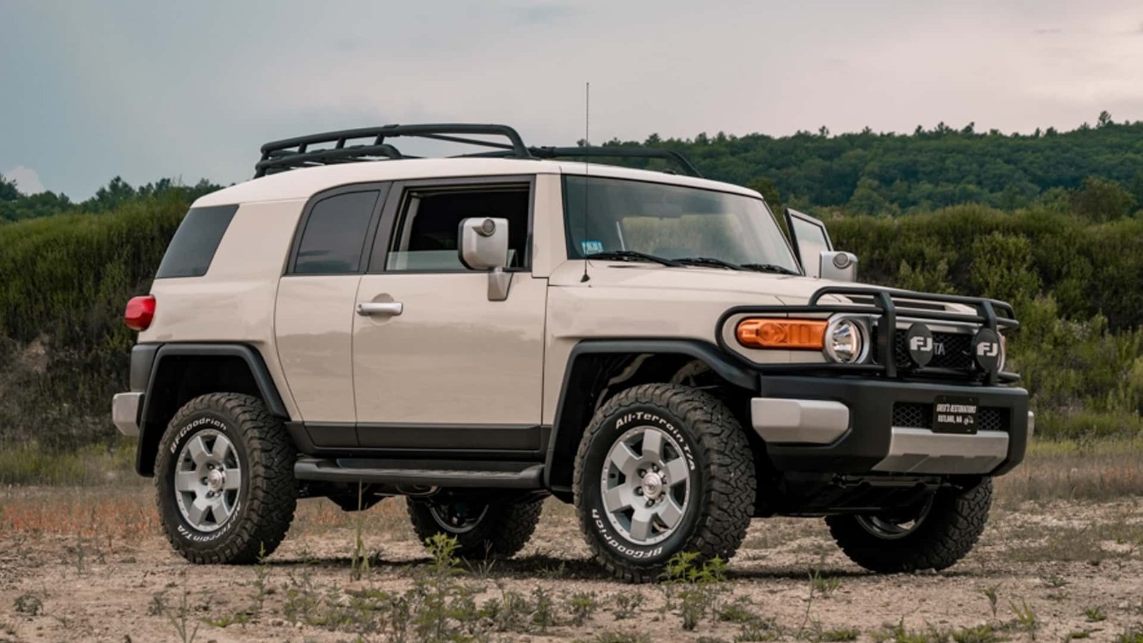 This Toyota FJ Cruiser Took 1,000 Hours to Restore. Time Well Spent